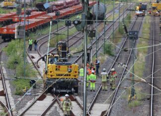 In Düsseldorf-Rath ist ein Arbeiter von einem Schienenbagger überrollt und schwer verletzt worden. 