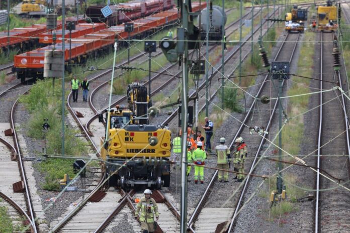 In Düsseldorf-Rath ist ein Arbeiter von einem Schienenbagger überrollt und schwer verletzt worden. 