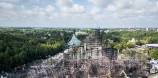 Das Bühnenmaterial bestand laut einer Sprecherin der Feuerwehr zum großen Teil aus Holz.
