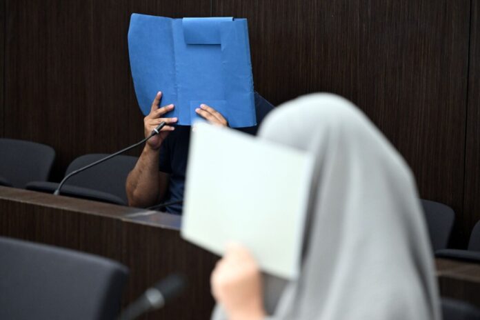 Salafistischer Tiktok-Star wegen Spendenbetrugs vor Gericht Der Angeklagte und seine mitangeklagte Lebensgefährtin sitzen im Gerichtssaal. (Archivbild)