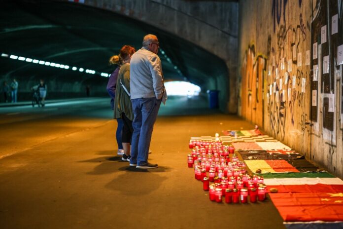 Nacht der 1.000 Lichter für Opfer des Loveparade-Unglücks Betroffene stehen im Tunnel in der Nähe des Unglücksortes vor Kerzen, die das Datum 24.07.2010 zeigen.