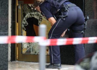 Riesenloch in der Eingangstür: Ein Juwelier in Gelsenkirchen wurde überfallen.