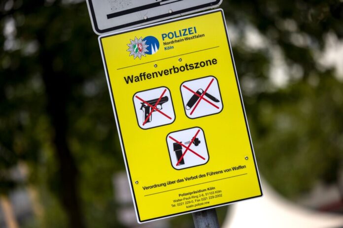 Nach guten Erfahrungen mit Waffenverbotszonen soll es in NRW nun vier weitere solcher Bereiche geben. (Archivbild)