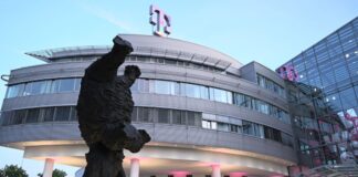Der "Gran elefant dret" vor der Telekom-Konzernzentrale.