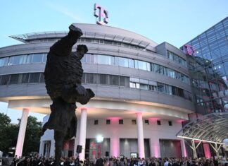 Der "Gran elefant dret" vor der Telekom-Konzernzentrale.