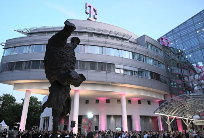 Der "Gran elefant dret" vor der Telekom-Konzernzentrale.