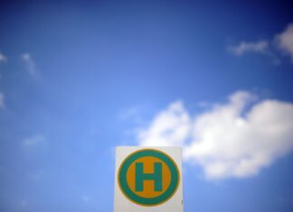 Einige NRW-Kommunen wollen mit 1-Euro-Tickets mehr Autofahrer zum Umstieg auf Busse bewegen. Das soll auch die Parkplatzsituation entspannen und der Umwelt nützen. (Archivbild)