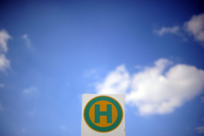 Bushaltestelle vor blauem Himmel Einige NRW-Kommunen wollen mit 1-Euro-Tickets mehr Autofahrer zum Umstieg auf Busse bewegen. Das soll auch die Parkplatzsituation entspannen und der Umwelt nützen. (Archivbild)