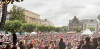 In Recklinghausen spielen mehr als 1.300 Musiker für einen Weltrekordversuch ihre Streichinstrumente.