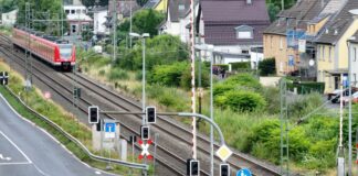 An einem Bahnübergang im Rhein-Sieg-Kreis sind zwei Menschen gestorben.