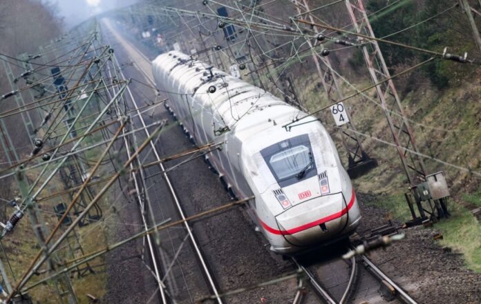 Eine Weichenstörung zwischen Berlin und Wolfsburg hat zu Behinderungen im Bahnverkehr geführt. (Symbolbild) 