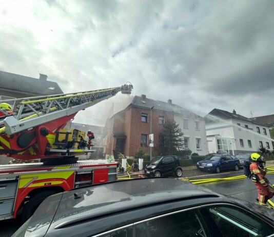 Der Dachstuhl-Brand in Velbert-Mitte. Foto: Feuerwehr Velbert