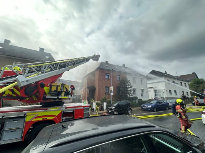 Der Dachstuhl-Brand in Velbert-Mitte. Foto: Feuerwehr Velbert