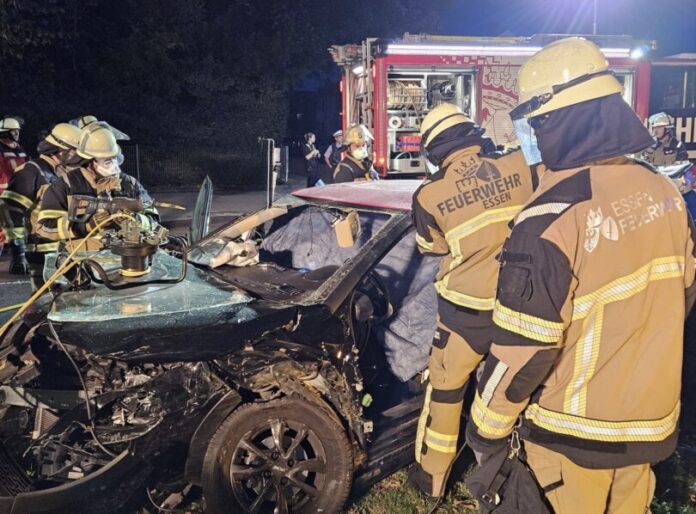 Die Feuerwehr Essen im Einsatz am Unfallort in Horst. Foto: Feuerwehr Essen