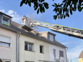 Die Feuerwehr brachte eine Drehleiter in Stellung. Foto: Feuerwehr Velbert