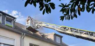 Die Feuerwehr brachte eine Drehleiter in Stellung. Foto: Feuerwehr Velbert