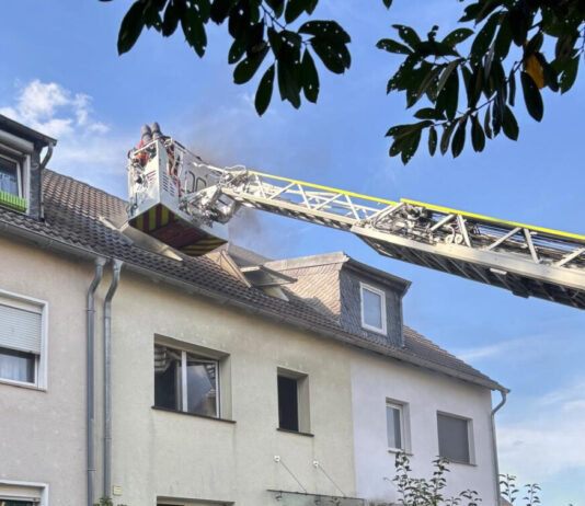 Die Feuerwehr brachte eine Drehleiter in Stellung. Foto: Feuerwehr Velbert