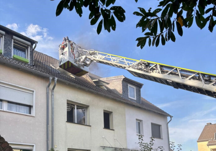 Die Feuerwehr brachte eine Drehleiter in Stellung. Foto: Feuerwehr Velbert