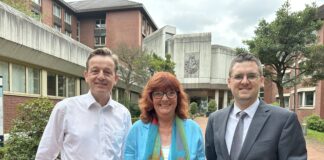 Foto: (v.l.): Rainer Vogt (BU), Rosa-Maria Kaleja (SPD) und Patrick Anders (CDU) fanden sich zum gemeinsamen Statement vor dem ehemaligen St. Marien Krankenhaus zusammen | © CDU Ratingen.
