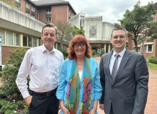 Foto: (v.l.): Rainer Vogt (BU), Rosa-Maria Kaleja (SPD) und Patrick Anders (CDU) fanden sich zum gemeinsamen Statement vor dem ehemaligen St. Marien Krankenhaus zusammen | © CDU Ratingen.