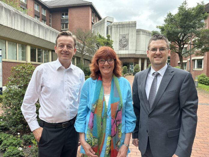 Foto: (v.l.): Rainer Vogt (BU), Rosa-Maria Kaleja (SPD) und Patrick Anders (CDU) fanden sich zum gemeinsamen Statement vor dem ehemaligen St. Marien Krankenhaus zusammen | © CDU Ratingen.