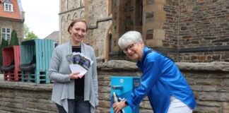 Beim Klimaspaziergang werden geeignete Maßnahmen der Klimaanpassung in der Ratinger Innenstadt vorgestellt. Beispielhaft präsentieren hier Energieberaterin Susanne Berger (rechts) und Klimaschutzmanagerin Lilia Paul den Trinkwasserbrunnen der Stadtwerke Ratingen auf der Oberstraße in Höhe von St. Peter und Paul. Foto: Stadt Ratingen