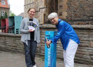 Beim Klimaspaziergang werden geeignete Maßnahmen der Klimaanpassung in der Ratinger Innenstadt vorgestellt. Beispielhaft präsentieren hier Energieberaterin Susanne Berger (rechts) und Klimaschutzmanagerin Lilia Paul den Trinkwasserbrunnen der Stadtwerke Ratingen auf der Oberstraße in Höhe von St. Peter und Paul. Foto: Stadt Ratingen