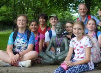 Auch die Bronzeplastik "Sitzender Knabe" von Robert Ittermann gehört zur Rallye durch den Open-Air-Skulpturenpark. Foto: Stadt Ratingen