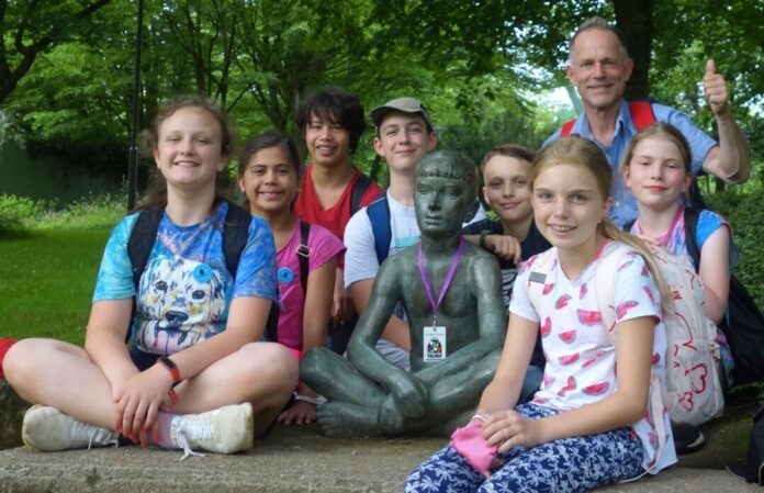 Auch die Bronzeplastik "Sitzender Knabe" von Robert Ittermann gehört zur Rallye durch den Open-Air-Skulpturenpark. Foto: Stadt Ratingen