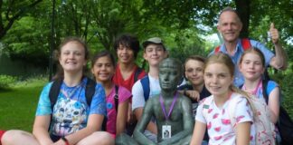 Auch die Bronzeplastik "Sitzender Knabe" von Robert Ittermann gehört zur Rallye durch den Open-Air-Skulpturenpark. Foto: Stadt Ratingen