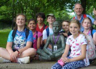 Auch die Bronzeplastik "Sitzender Knabe" von Robert Ittermann gehört zur Rallye durch den Open-Air-Skulpturenpark. Foto: Stadt Ratingen
