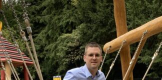 Die Kindersprechstunde fand diesmal auf dem kürzlich erneuerten Feuerwehrspielplatz in Lintorf statt.  Bild: CDU Ratingen.