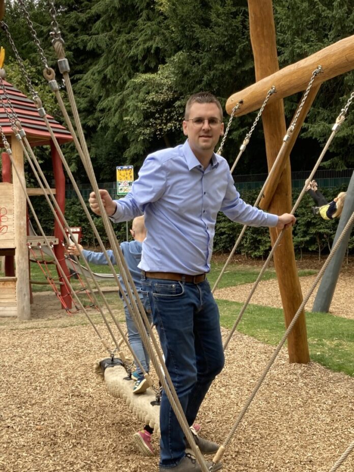 Die Kindersprechstunde fand diesmal auf dem kürzlich erneuerten Feuerwehrspielplatz in Lintorf statt.  Bild: CDU Ratingen.