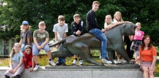 Auf dem Tiger des Bildhauers Philipp Harth versammelten sich die Ausflügler am Ende ihres Rundgangs zu einem Gruppenbild. Foto: Stadt Ratingen