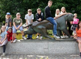 Auf dem Tiger des Bildhauers Philipp Harth versammelten sich die Ausflügler am Ende ihres Rundgangs zu einem Gruppenbild. Foto: Stadt Ratingen