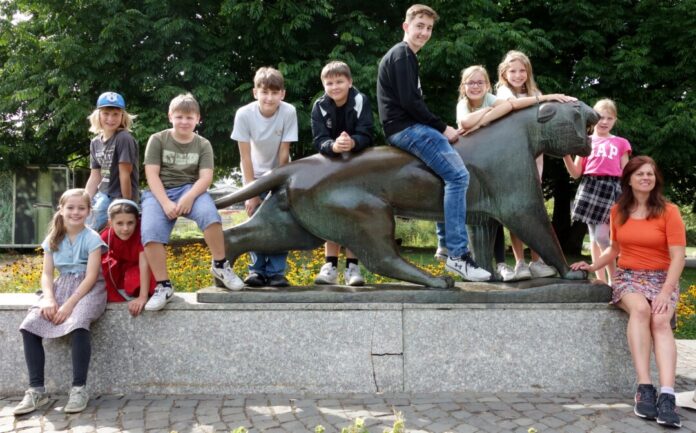 Auf dem Tiger des Bildhauers Philipp Harth versammelten sich die Ausflügler am Ende ihres Rundgangs zu einem Gruppenbild. Foto: Stadt Ratingen