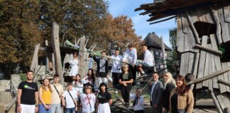 Beim Empfang im Rathaus durch den Ersten Beigeordneten Patrick Anders (3. von rechts) durfte für die ukrainischen Kinder auch ein Besuch des Drachenspielplatzes nicht fehlen. Foto: Stadt Ratingen
