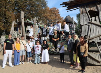 Beim Empfang im Rathaus durch den Ersten Beigeordneten Patrick Anders (3. von rechts) durfte für die ukrainischen Kinder auch ein Besuch des Drachenspielplatzes nicht fehlen. Foto: Stadt Ratingen