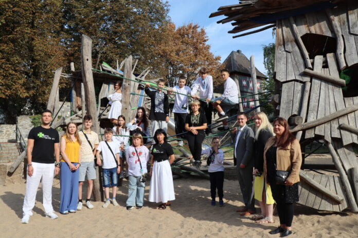 Beim Empfang im Rathaus durch den Ersten Beigeordneten Patrick Anders (3. von rechts) durfte für die ukrainischen Kinder auch ein Besuch des Drachenspielplatzes nicht fehlen. Foto: Stadt Ratingen Beim Empfang im Rathaus durch den Ersten Beigeordneten Patrick Anders (3. von rechts) durfte für die ukrainischen Kinder auch ein Besuch des Drachenspielplatzes nicht fehlen. Foto: Stadt Ratingen