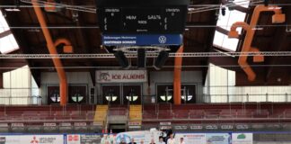 Mit vereinten Kräften ist es gelungen, in der Sommerpause die Beleuchtung und die Elektrik der Eissporthalle zu erneuern, so dass pünktlich zum Saisonstart der Ice Aliens das Eis bereitet werden kann (v.l.n.r.): Jörg Sanftl (Sanftl Ingenieure), Sven Naatz (Elektro Eisert), Sabine Tyburski (Amt für Gebäudemanagement, Thomas Waltenberger (LEDsdream), Sportdezernent Patrick Anders, Hochbaudezernent Martin Gentzsch und Thomas Krannich (Amt für Gebäudemanagement). Auf der Zamboni-Eisbereitungsmaschine: Christoph Schille (Betriebsleiter Eissporthalle). Foto: Stadt Ratingen