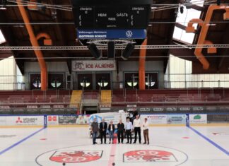 Mit vereinten Kräften ist es gelungen, in der Sommerpause die Beleuchtung und die Elektrik der Eissporthalle zu erneuern, so dass pünktlich zum Saisonstart der Ice Aliens das Eis bereitet werden kann (v.l.n.r.): Jörg Sanftl (Sanftl Ingenieure), Sven Naatz (Elektro Eisert), Sabine Tyburski (Amt für Gebäudemanagement, Thomas Waltenberger (LEDsdream), Sportdezernent Patrick Anders, Hochbaudezernent Martin Gentzsch und Torsten Krannich (Amt für Gebäudemanagement). Auf der Zamboni-Eisbereitungsmaschine: Christoph Schille (Betriebsleiter Eissporthalle). Foto: Stadt Ratingen