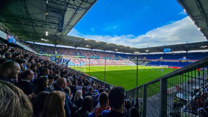 Insgesamt 19.652 Zuschauer verfolgten das Spiel im Duisburger Stadion. Foto: Volkmann