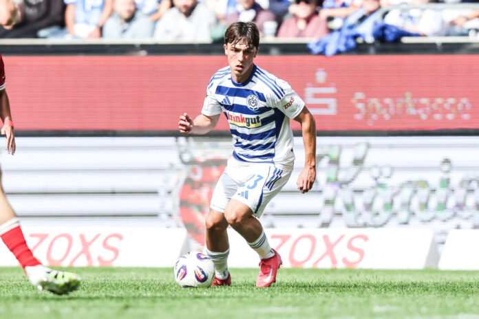Jan-Simon Symalla beim Saisonauftakt in der 3. Liga in Aktion - gegen den VfB Stuttgart II holten die Zebras drei Punkte. Foto: MSV Duisburg / Nico Herbertz