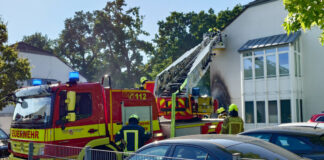 die Feuerwehr kontrollierte die Fassade des Gebäudes. Foto: FW Ratingen