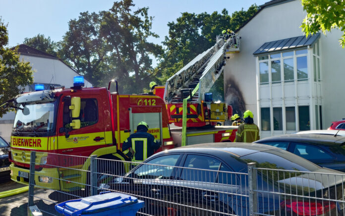 die Feuerwehr kontrollierte die Fassade des Gebäudes. Foto: FW Ratingen