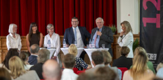 Talkrunde mit (von links) Elfi Scho-Antwerpes (Stellvertretende Vorsitzende des Krankenhausauschusses 2), Dr. Ruzica Susenburger (Leiterin des Gesundheitsamts des Kreises Mettmann), Prof. Dr. Birgit Janssen (Ärztliche Direktorin der LVR-Klinik Langenfeld), Stefan Thewes (Kaufmännischer Direktor der LVR-Klinik Langenfeld, Vorsitzender im Klinikvorstand), Karl-Josef Laumann (Minister für Arbeit, Gesundheit und Soziales des Landes Nordrhein-Westfalen) und Ulrike Lubek (Direktorin des Landschaftsverbandes Rheinland). Foto: Uwe Weiser