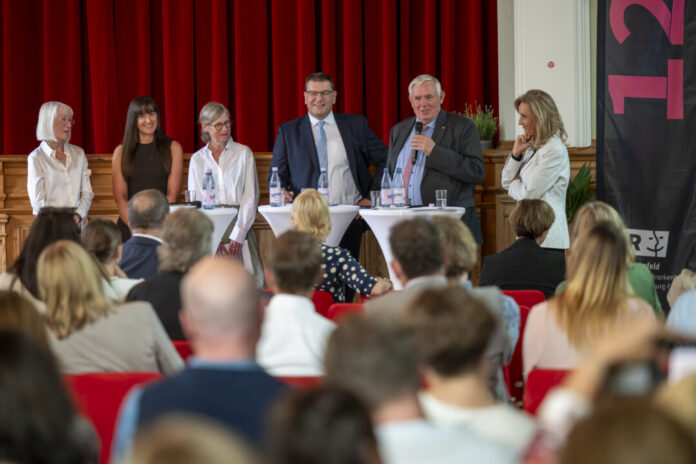 Talkrunde mit (von links) Elfi Scho-Antwerpes (Stellvertretende Vorsitzende des Krankenhausauschusses 2), Dr. Ruzica Susenburger (Leiterin des Gesundheitsamts des Kreises Mettmann), Prof. Dr. Birgit Janssen (Ärztliche Direktorin der LVR-Klinik Langenfeld), Stefan Thewes (Kaufmännischer Direktor der LVR-Klinik Langenfeld, Vorsitzender im Klinikvorstand), Karl-Josef Laumann (Minister für Arbeit, Gesundheit und Soziales des Landes Nordrhein-Westfalen) und Ulrike Lubek (Direktorin des Landschaftsverbandes Rheinland). Foto: Uwe Weiser Talkrunde mit (von links) Elfi Scho-Antwerpes (Stellvertretende Vorsitzende des Krankenhausauschusses 2), Dr. Ruzica Susenburger (Leiterin des Gesundheitsamts des Kreises Mettmann), Prof. Dr. Birgit Janssen (Ärztliche Direktorin der LVR-Klinik Langenfeld), Stefan Thewes (Kaufmännischer Direktor der LVR-Klinik Langenfeld, Vorsitzender im Klinikvorstand), Karl-Josef Laumann (Minister für Arbeit, Gesundheit und Soziales des Landes Nordrhein-Westfalen) und Ulrike Lubek (Direktorin des Landschaftsverbandes Rheinland). Foto: Uwe Weiser