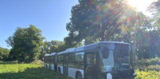 Der Bus kam auf einem Feld zum Stehen. Foto: FW Ratingen