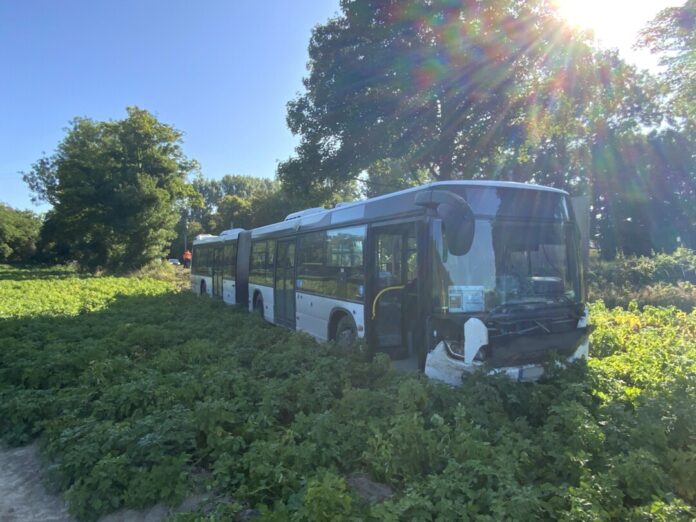 Der Bus kam auf einem Feld zum Stehen. Foto: FW Ratingen
