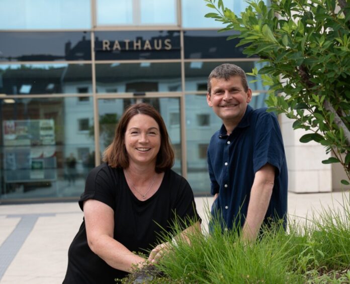 Ute Meier, stellvertretende Fraktionsvorsitzende und Spitzenkandidatin der Ratinger Grünen., mit Bürgermeisterkandidat Jörn-Eric Morgenroth. Foto: Grüne Ratingen